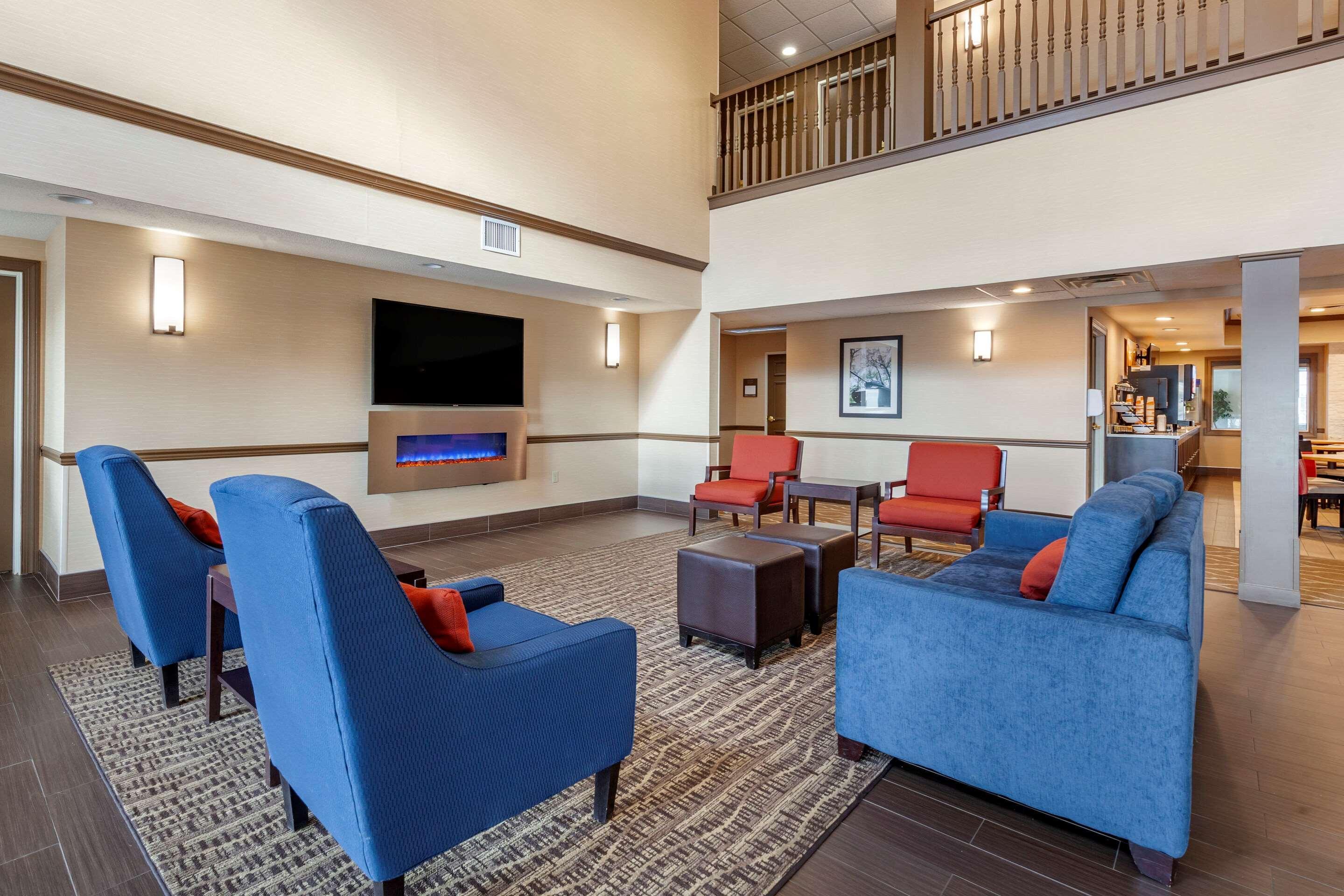 Comfort Inn & Suites Geneva- West Chicago Extérieur photo